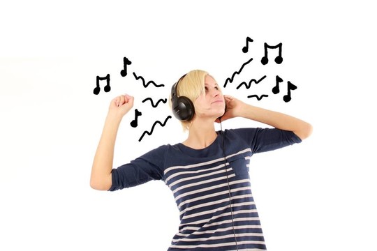 女孩聽音樂
