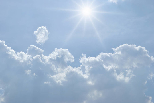 白云和太陽的天空