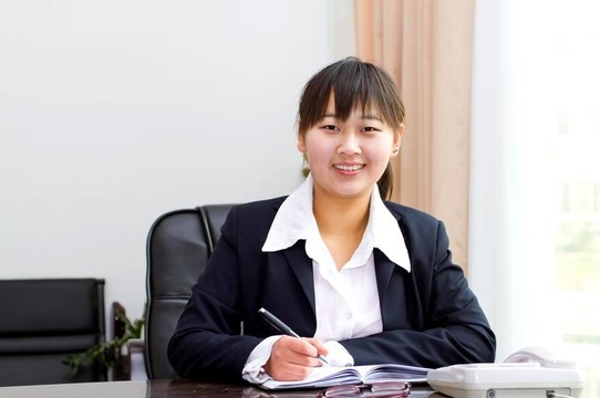 在工作的中國(guó)女商人