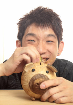 亞洲男子與小豬銀行