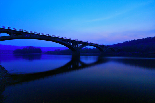 激流河大橋夜景