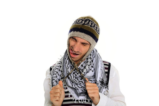 有趣的冬天男子在溫暖的帽子和衣服微笑