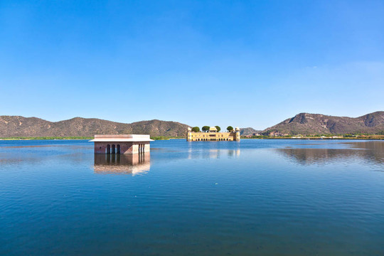水宮（Jal Mahal）在男子薩加爾湖。齋浦爾；拉賈斯坦；印度。第十八世紀(jì)。Dzhal Mahal