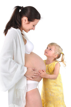 未來的母親和她的女兒。