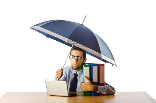 商人手里拿著雨傘在辦公室