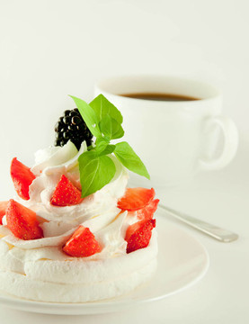 蛋糕奶油；草莓和黑莓；一杯香浓的咖啡