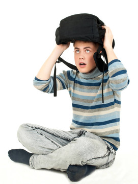 年輕；有魅力；帶背包的快樂男學(xué)生。白色背景中分離。