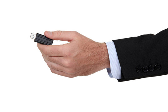 男子拿著USB Key。