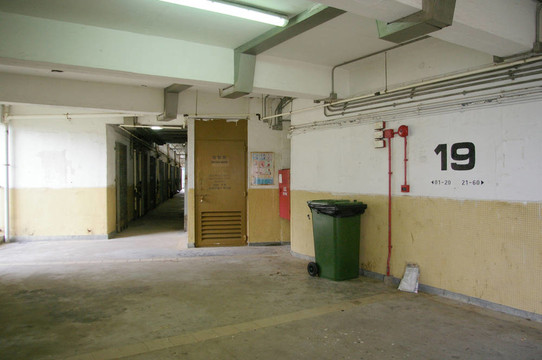 在香港的一個(gè)公共屋邨內(nèi)