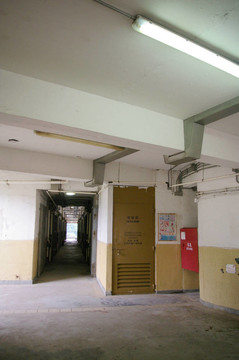 在香港的一個(gè)公共屋邨內(nèi)