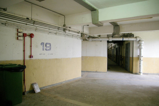 在香港的一個(gè)公共屋邨內(nèi)