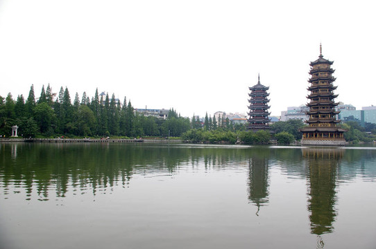 金和銀塔在桂林城樓；中國