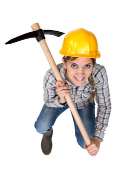 一個女建筑工人用鎬。