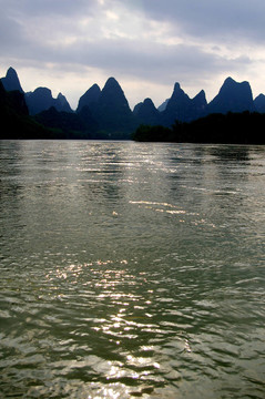 在陽(yáng)朔桂林美麗的喀斯特景觀(guān)；中國(guó)