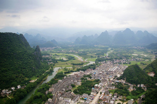 在陽(yáng)朔桂林美麗的喀斯特景觀；中國(guó)