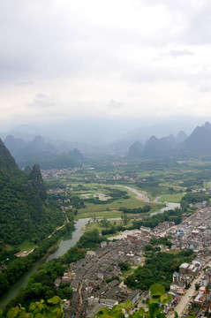 在陽(yáng)朔桂林美麗的喀斯特景觀；中國(guó)
