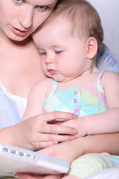 女人抱著嬰兒