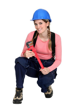 一個(gè)跪著的女建筑工人。