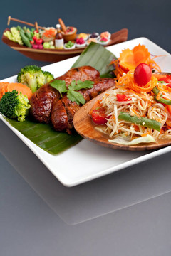 泰國香腸和Som Tum Salad