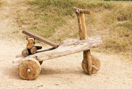 手工制作的玩具車