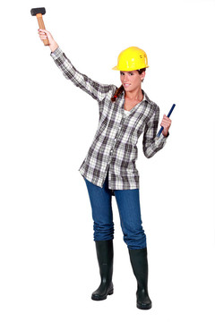 女建筑工人用錘子。