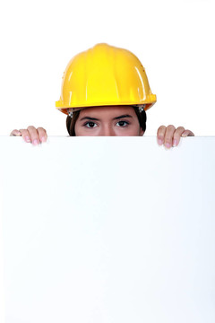 躲在廣告牌后面的女建筑工人。