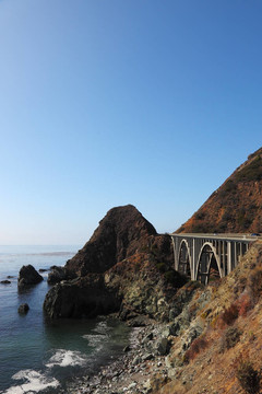 雄偉的高架公路在岸上