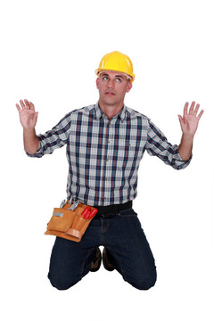 一名男性建筑工人被困在一個(gè)無形的盒子里。