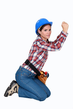 女建筑工人跪在白色背景