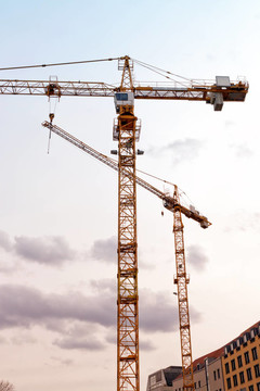 兩個(gè)建筑起重機(jī)