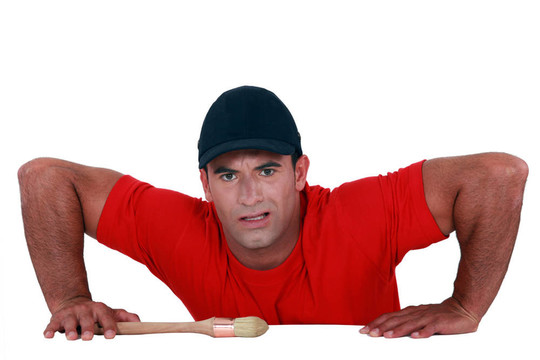 肌肉發(fā)達(dá)的人爬上窗臺(tái)