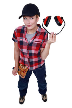 金發(fā)女子控股聽力保護(hù)