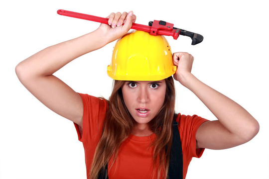 一個帶扳手的女手工工人。
