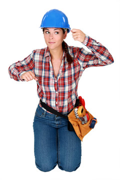 年輕女性勞動者的手勢；跪在白色背景