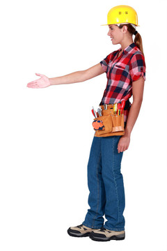 一位女建筑工人即將握手。