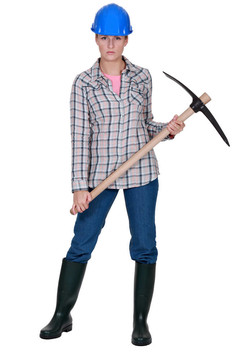 一個(gè)女建筑工人用鎬。