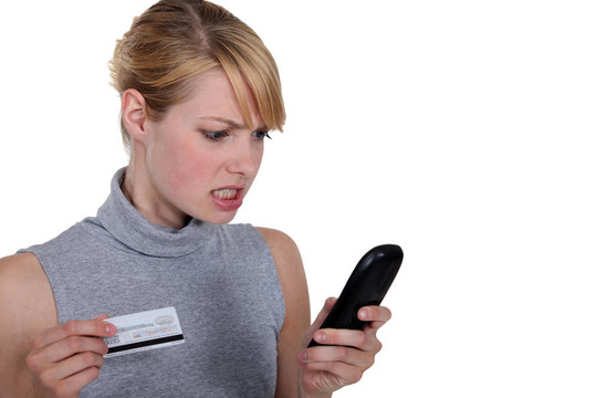 前衛(wèi)女性信用卡和電話