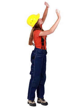 一名女建筑工人檢查墻壁。