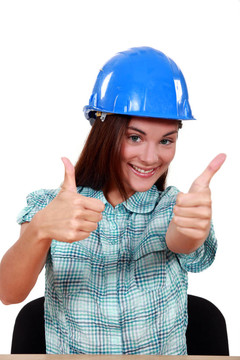 女建筑工人豎起大拇指。