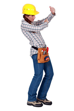 一個(gè)女建筑工人保護(hù)她的眼睛。