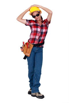 戴太陽鏡的女建筑工人。