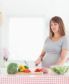 漂亮孕婦一邊做飯一邊種菜