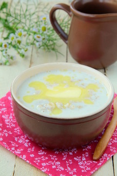 碗里有黃油的麥片粥