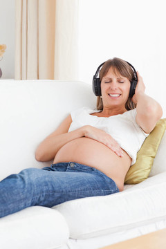 孕婦聽音樂的畫像