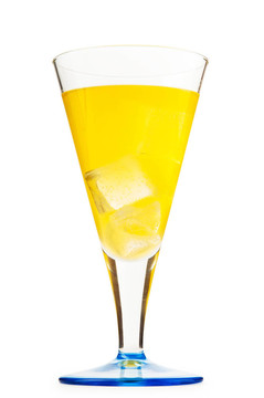 帶冰的杯子里的彩色雞尾酒
