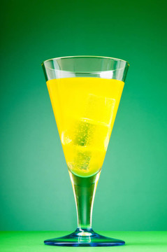 帶冰的杯子里的彩色雞尾酒