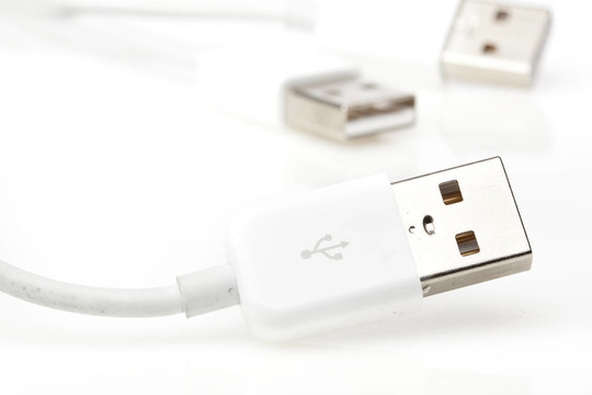 一個(gè)白色的USB電纜