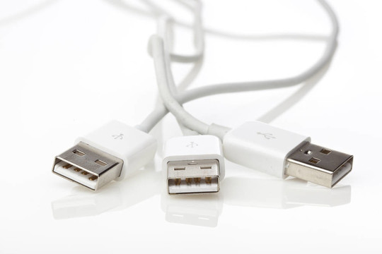 一個(gè)白色的USB電纜