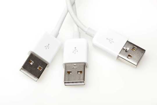 一個(gè)白色的USB電纜