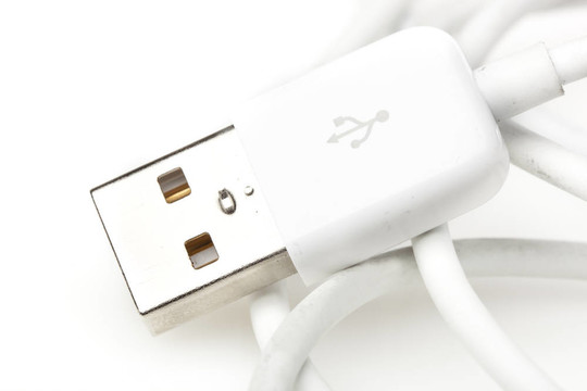 一個(gè)白色的USB電纜